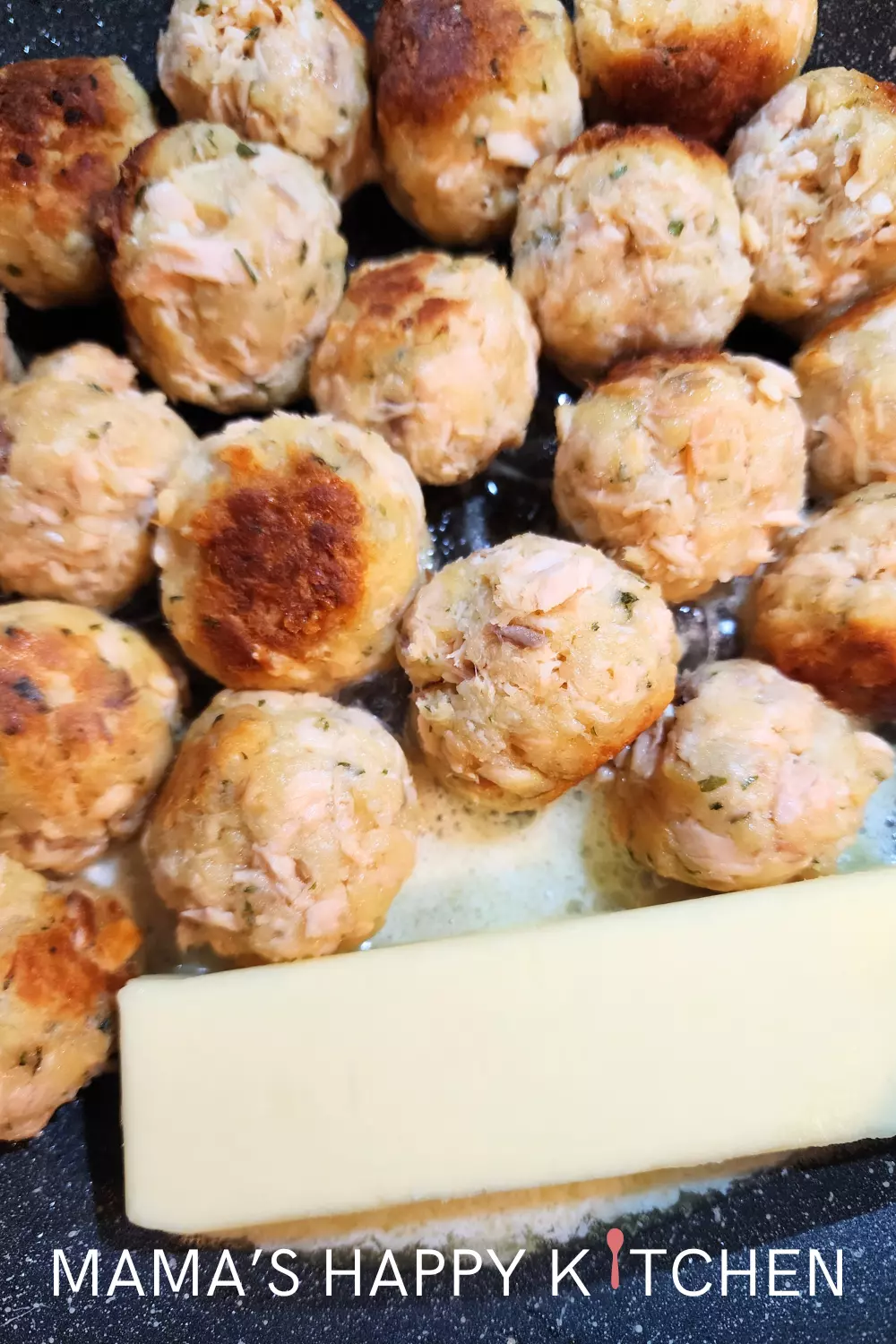 This creamy pesto pasta recipe is a quick and delicious Italian dish, combining the flavors of pesto sauce, butter, and garlic with the richness of half and half. Suitable for a cozy dinner, it's easy to prepare in just 20 minutes using simple ingredients like linguine, chicken broth, cornstarch, parsley, and Parmesan. The recipe offers flexibility with pasta choices and garnish, ensuring a savory, richly flavored meal that's perfect for both weeknights and special occasions.