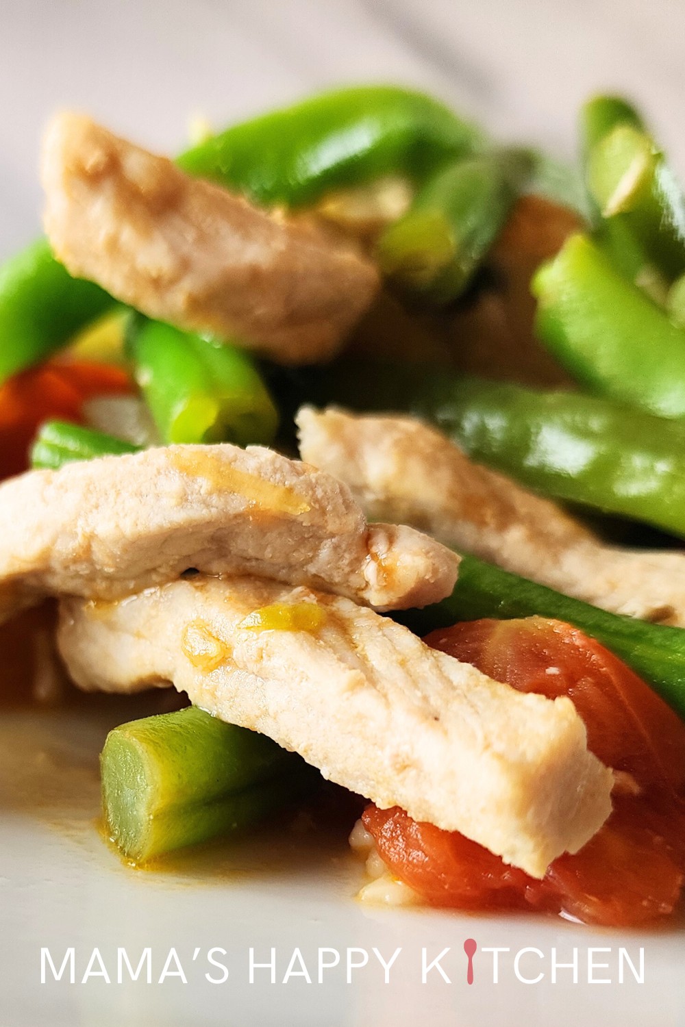 Today, I'm super excited to share another yummy Filipino recipe, Ginisang Baguio Beans, which is a simple dish made with fresh green beans, tomatoes, and pork. This dish is super delicious and great for anyone who wants a quick Filipino meal. Many recipes use ground pork. I used thinly sliced pork cutlets instead. If you want, you can substitute almost any kind of meat, including ground pork or ground beef. You can either eat it as a full meal over rice, or as a side dish.