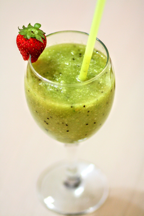 Looking for a quick and nutritious breakfast option? Try the kiwi smoothie without banana recipe. This smoothie combines the tanginess of kiwi with creamy yogurt and nutritious greens, making it an ideal choice for a healthy start to your day or a refreshing snack. #kiwismoothie #healthybreakfast #quicksnacks #fruitlover #refreshingdrink #glutenfree #yogurtsmoothie #greensmoothie #easyrecipes #healthyeating #breakfastideas #fruitrecipes #smoothierecipes #healthysnack #cleaneating