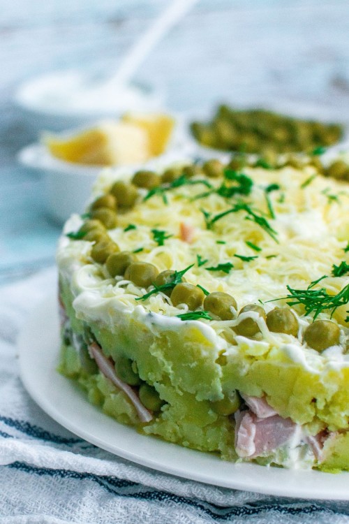 This potato cake recipe from mashed potatoes marries simplicity with flavor. Tailored for those who relish the comforting taste of potatoes, this recipe transforms everyday ingredients into an extraordinary dish. Ideal for serving 10 to 12 people, it's perfect for gatherings where you want to impress without spending hours in the kitchen. The total preparation and cooking time is a manageable 1 hour and 5 minutes, making it a practical choice for a hearty family meal.