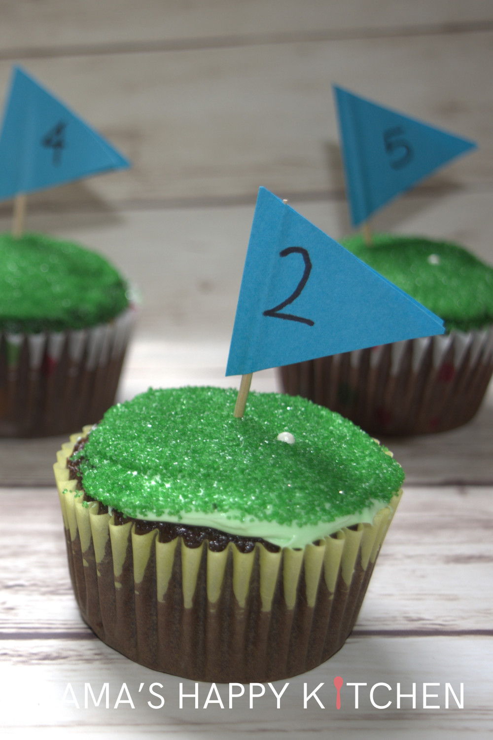 Happy Father’s Day! Today, I’m excited to share a special way to celebrate: with homemade golf-themed cupcakes. This recipe starts with a simple boxed mix for convenience. The top is green with a little flag, a small golf ball, and a little putting green ... so the dad in your life can spend the day golfing, even if he isn't on the fairway. These cupcakes, with their playful golf-inspired design, are perfect for the father (or mother!) in your life who loves the game.