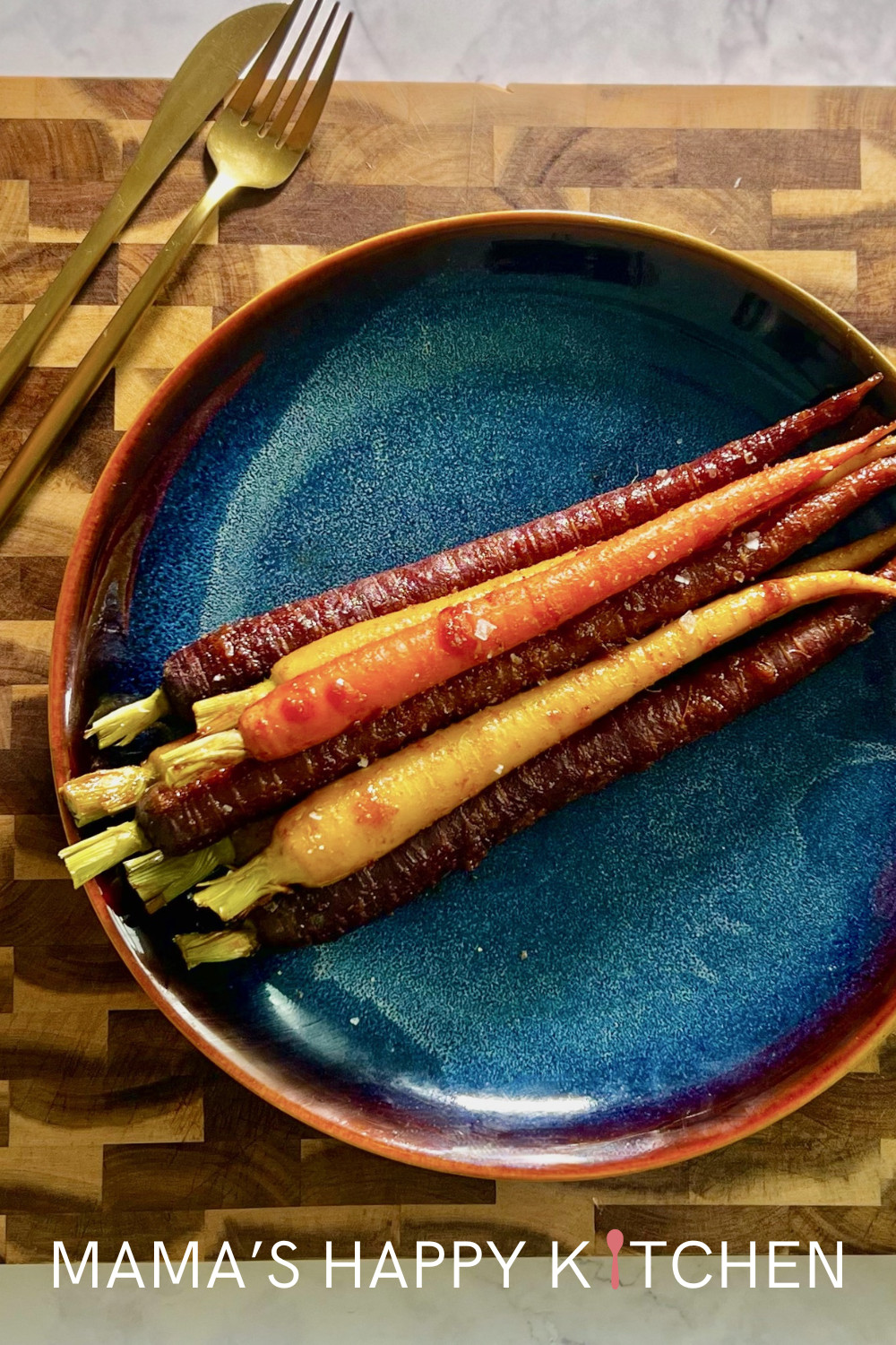 This roasted carrots recipe with brown sugar checks all the boxes: crowd-pleasing, easy to cook, reasonably healthy. It also gets double bonus points because they are completely addictive as well. They are also super easy to make with just a touch of smoky salt. Ready in just 20 minutes and requiring only a handful of dishes, these carrots are a fantastic side dish for an easy weeknight or holiday meal! The brown sugar barbecue sauce has a sweet-tangy flavor that works on plates year-round.